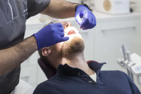 un densite généraliste soigne à patient à Molenbeek