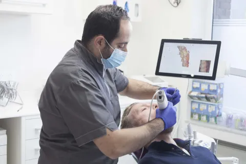 l'orthodontiste dans son cabinet à schaerbeek