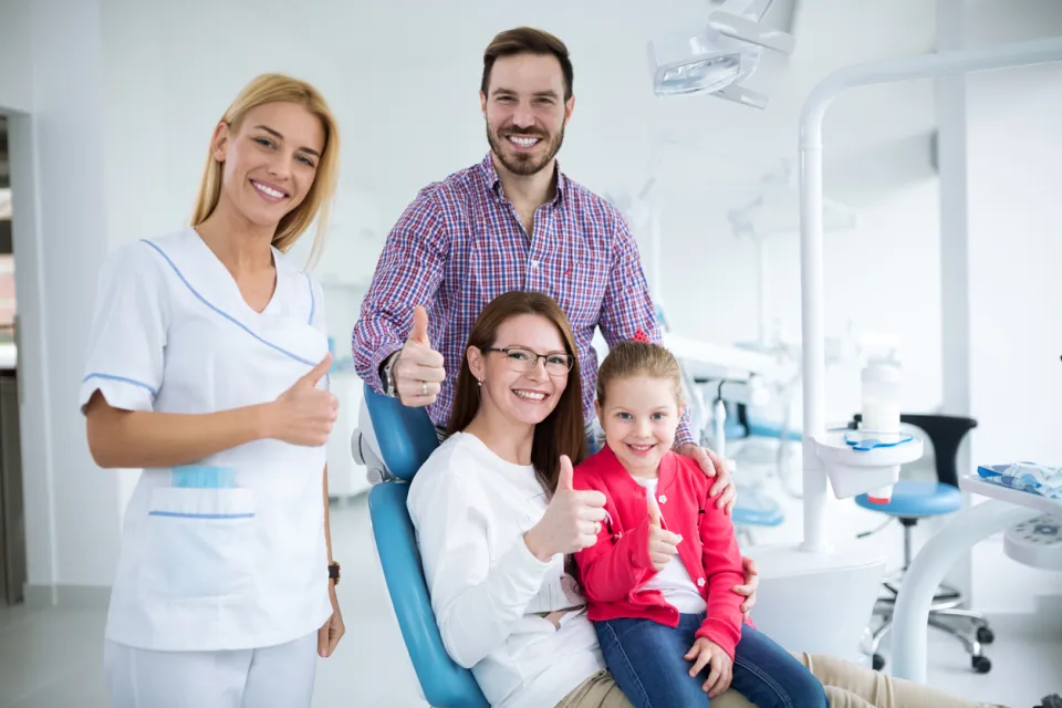 dentiste qui s'occupe des soins dentaires de toute la famille